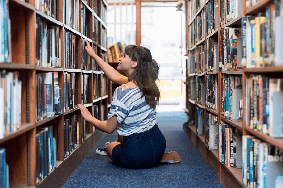 Mujer en la biblioteca